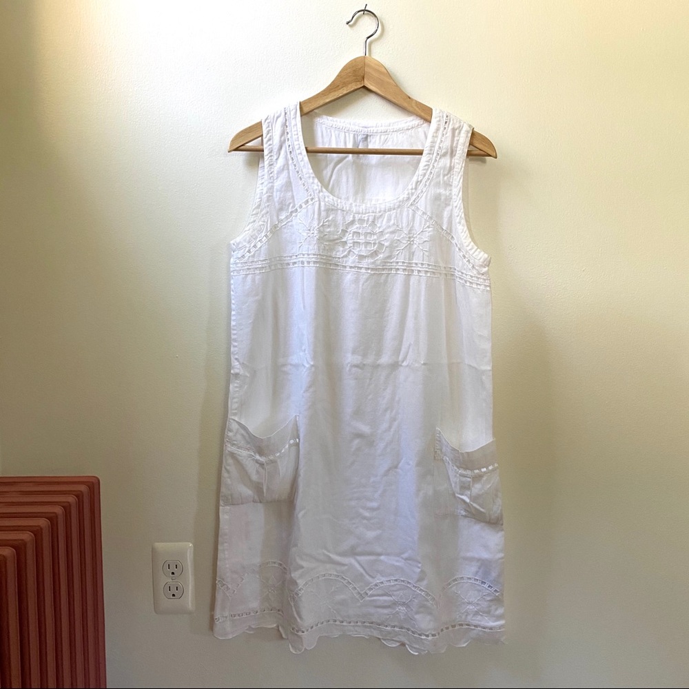Sud express. White dress with embroideries